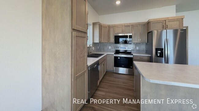 Building Photo - Free Yard Maintenance! 3 Bed 2.5 Bath Town... Rental