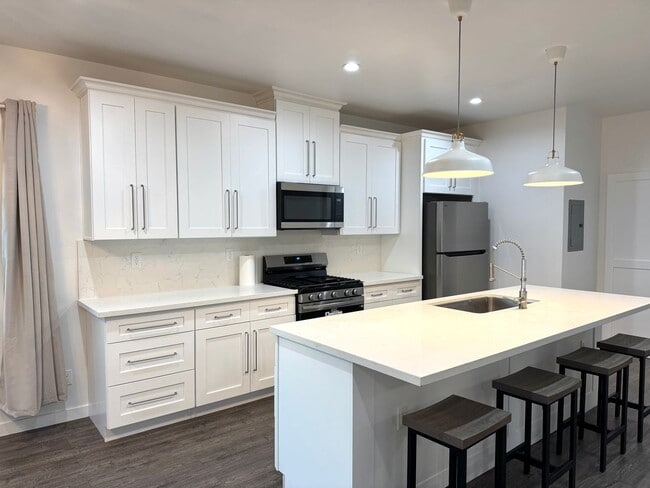 Building Photo - Renovated 3 bedroom 2 Bath house!