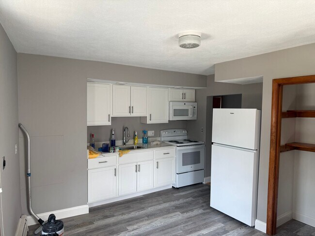 Building Photo - 781 Winthrop Ave Unit 3