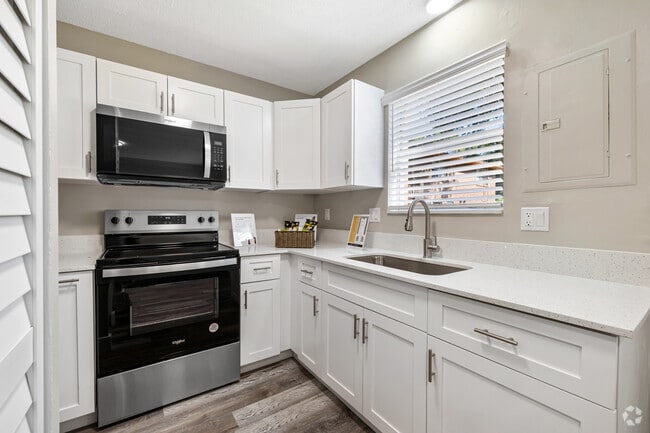 2BR, 1BA - 825SF - Remodeled - Kitchen