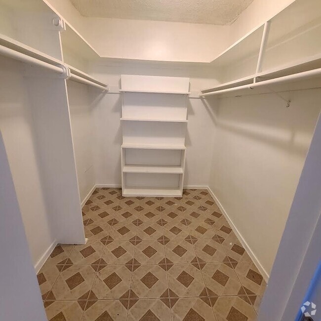 Building Photo - 5555 W 8th St Rental