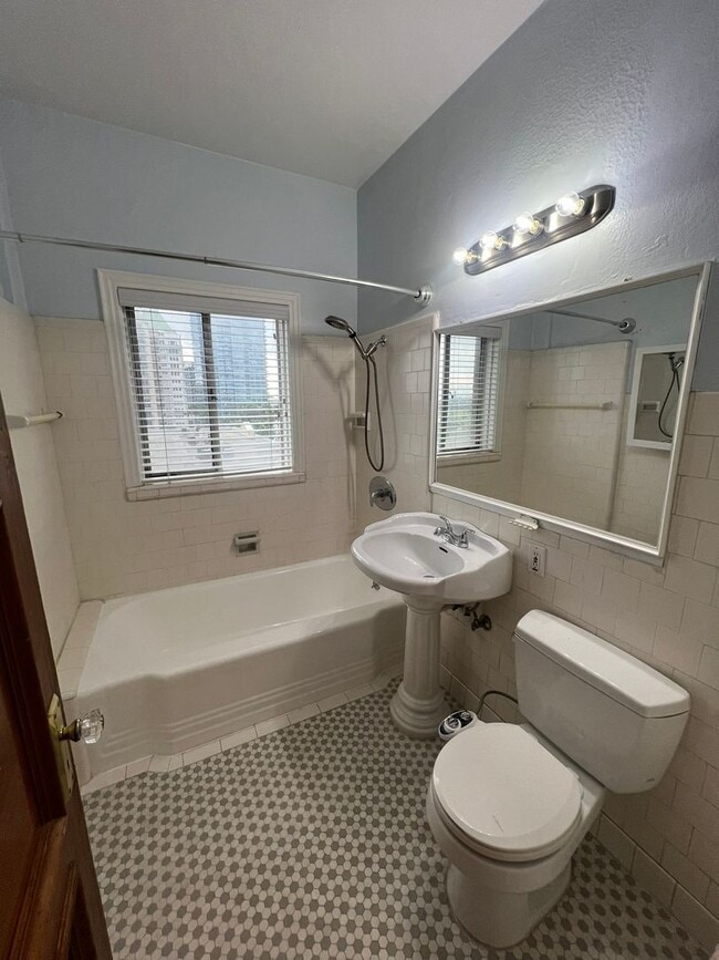 Photo - Beachfront Top-Floor 1BR at The St. Regis – Ocean Views + Utilities Included! Unidad 704