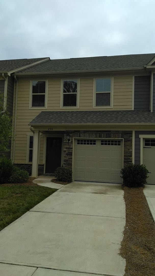 Building Photo - Like New Townhome in Stallings!