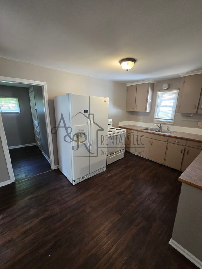 Photo - 717 W Kansas St