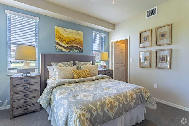 1BD, 1BA - 718 SF