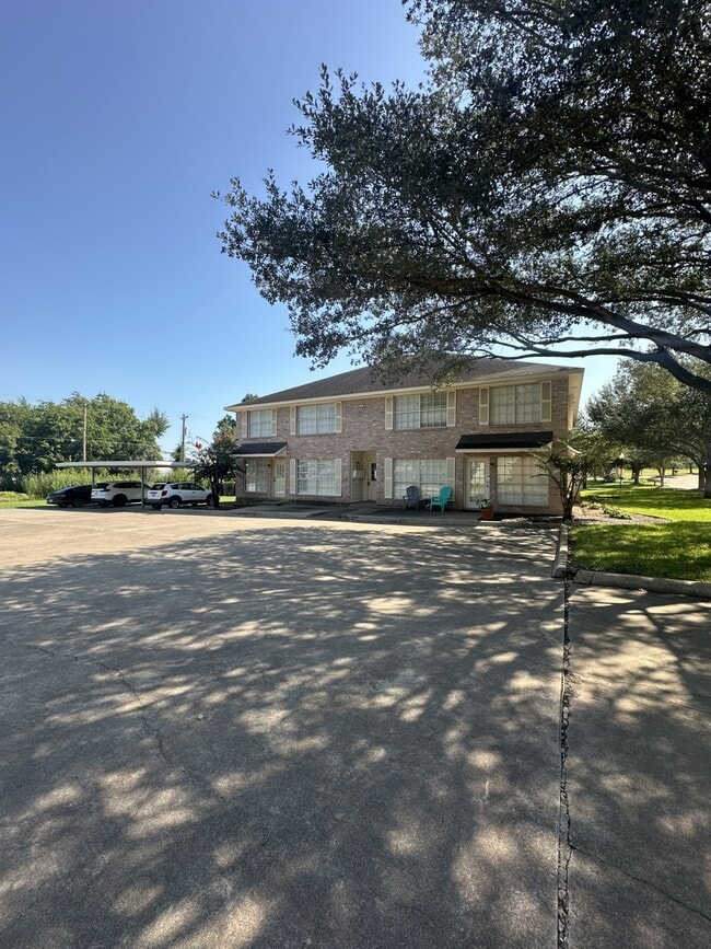 Building Photo - 347 Stone Hill Dr Rental
