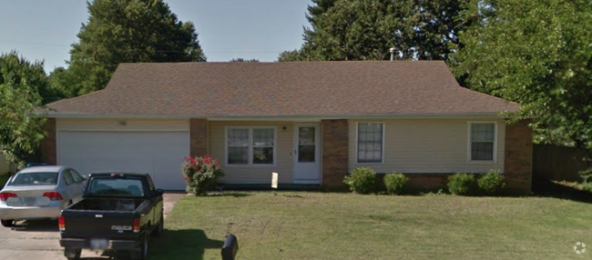 Building Photo - Great location on this 3 bedroom 2 bath house