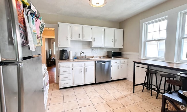 Building Photo - 60 Litchfield St Unit 2 Rental