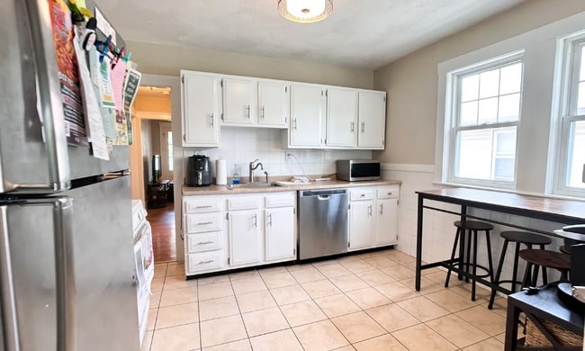 Building Photo - 60 Litchfield St Unit 2 Rental