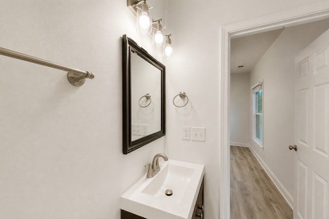 Photo - 865 White St SW