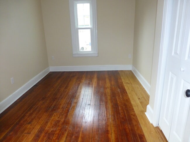 back bedroom - 158 Nash St Unit 1st