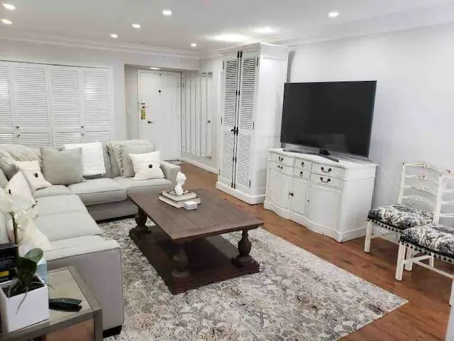 Building Photo - 423 S Rexford Dr Unit 102