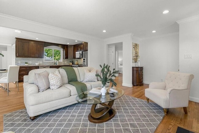 Photo - 1049 Lucot Way