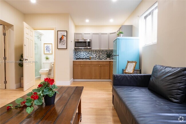 Building Photo - 1301 NW 99th St Rental