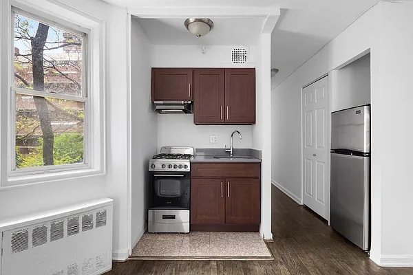 Photo - 311 E 25th St Unidad E3