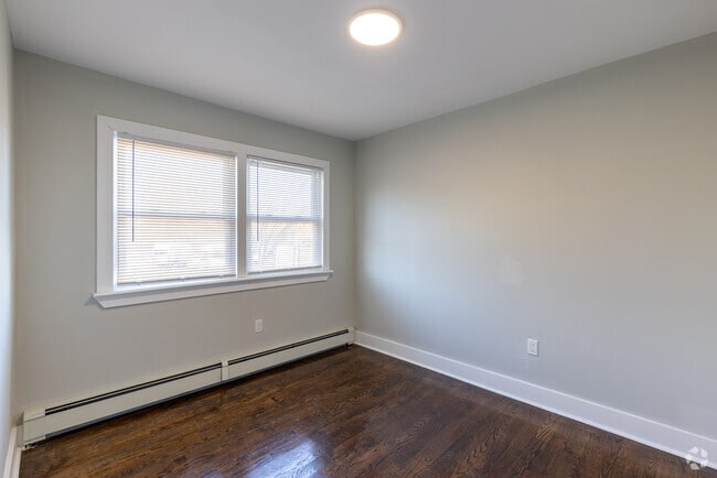 2BR, 1BA - 750SF