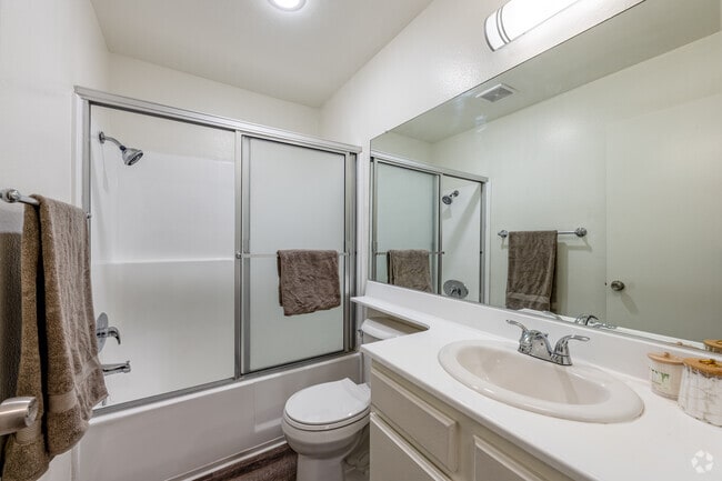 1BR, 1BA - 770SF - Bathroom