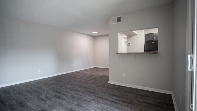 2BR,1BA,-950SF