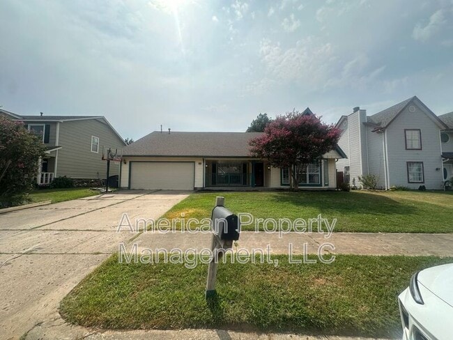 Building Photo - 3812 S Dogwood Ave