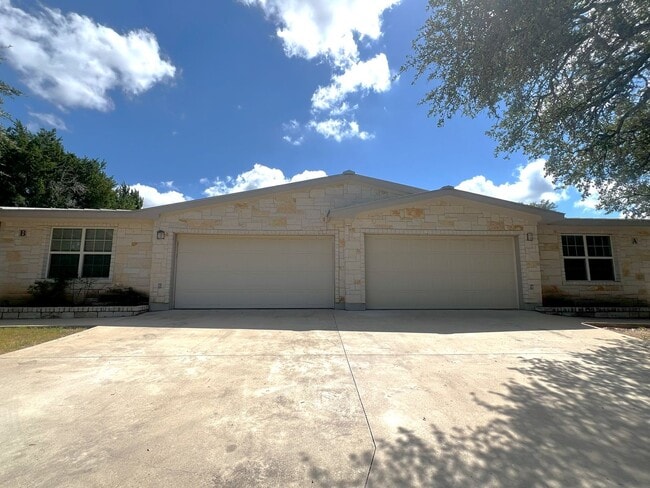 Building Photo - 3-Bedroom/2-Bath Duplex in Lago Vista Rental