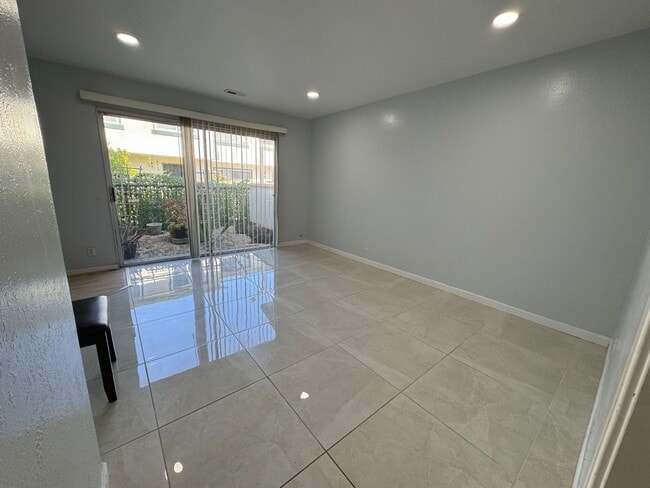 Photo - 2 Bedroom/1.5 Bathroom Townhouse Available in Union City!!