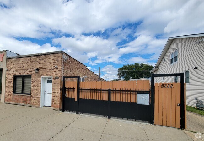 Building Photo - 6222 W Addison St Unit FRONT Rental