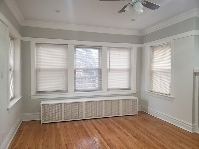 Sala de estar con pisos de madera noble - 3811 N Central Park Ave Unidad 2