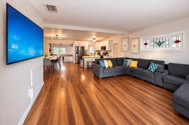 Building Photo - 904 15th St NE Unit SI FL1-ID1520445P