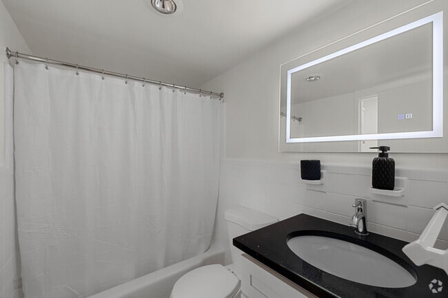 1 BD, 1 BA - 653 SF
