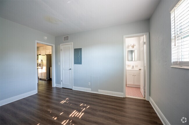 1BR, 1BA - 550SF - Bedroom