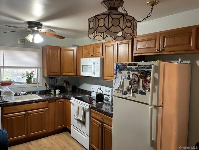 Photo - 484 Moriches-Middle Island Road