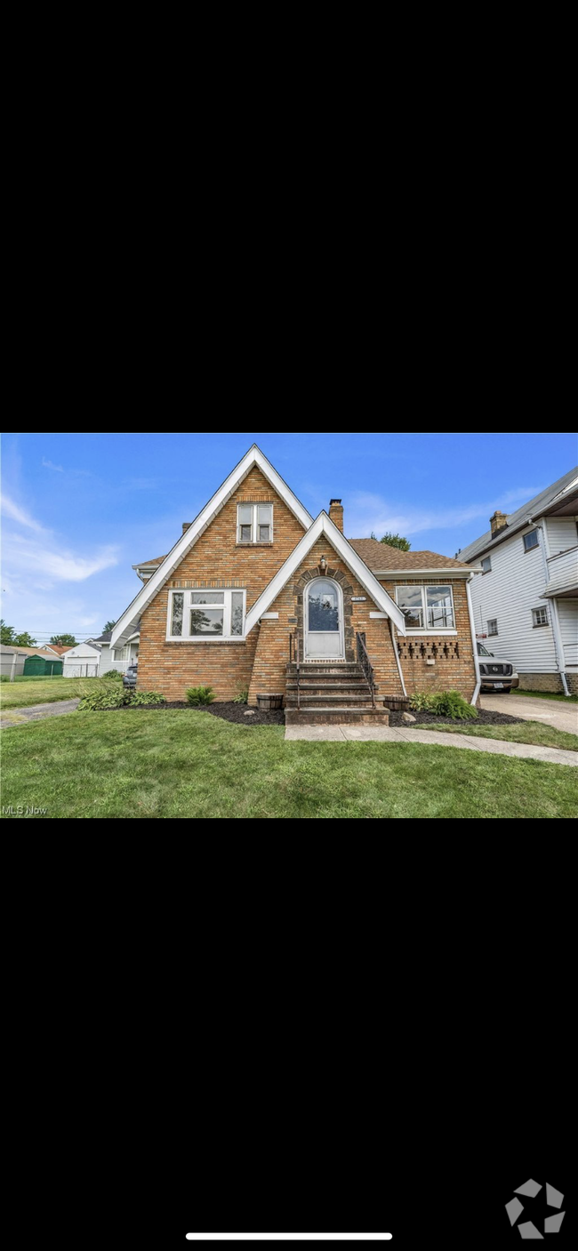 Building Photo - 3763 W 135th St Unit Downstairs Rental