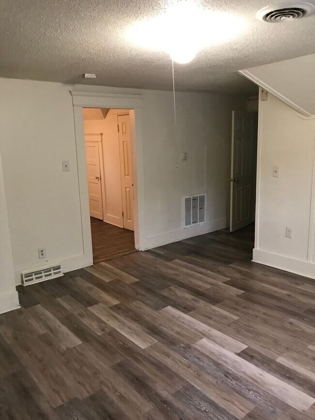 Photo - ELM 869-871 Apartment Unit 3