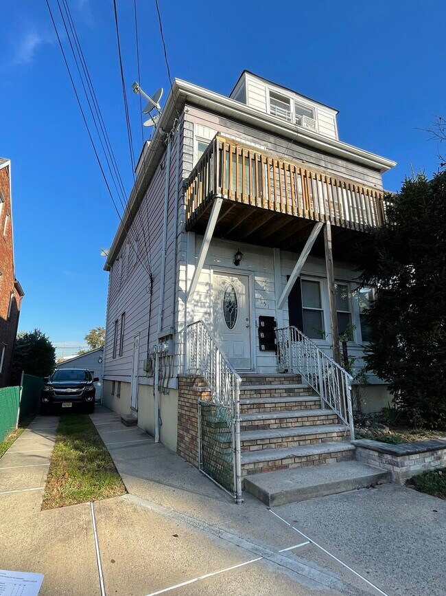 3rd floor apartment - 151 Banta Ave Apartments Unit 3
