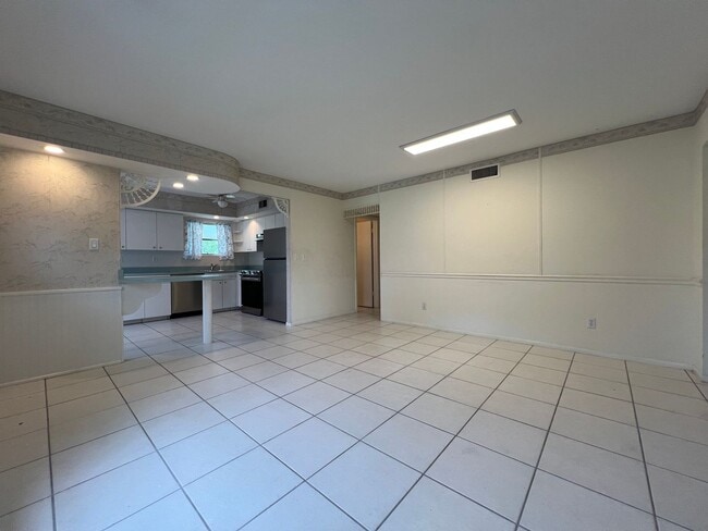 Photo - ** Annual ** 2 Bed / 2 Bath ** Single Fami...