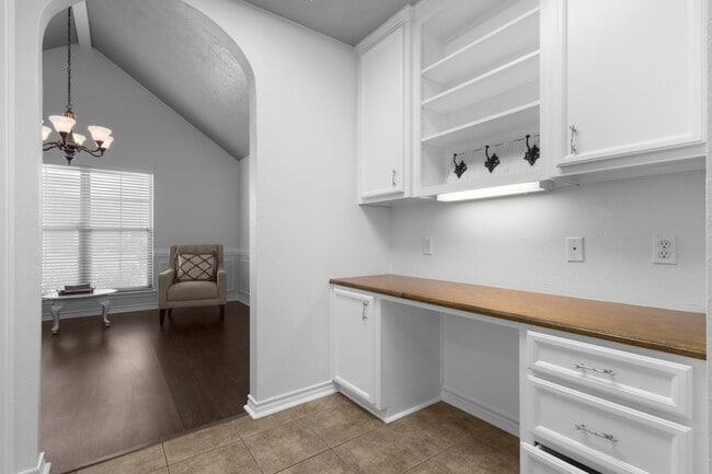 Photo - 405 Harbor Oaks Dr