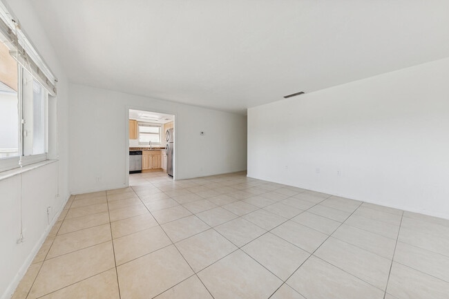 Photo - 1000 NE 9th Ave Unit 6