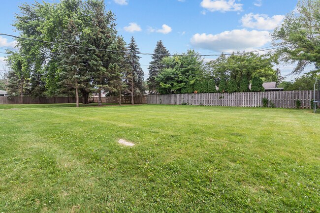 Large backyard - 2701 N Helen St
