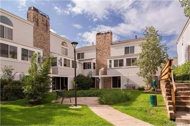 Spacious 3 Bed, 2 Full Bath Townhome steps... - Spacious 3 Bed, 2 Full Bath Townhome steps...