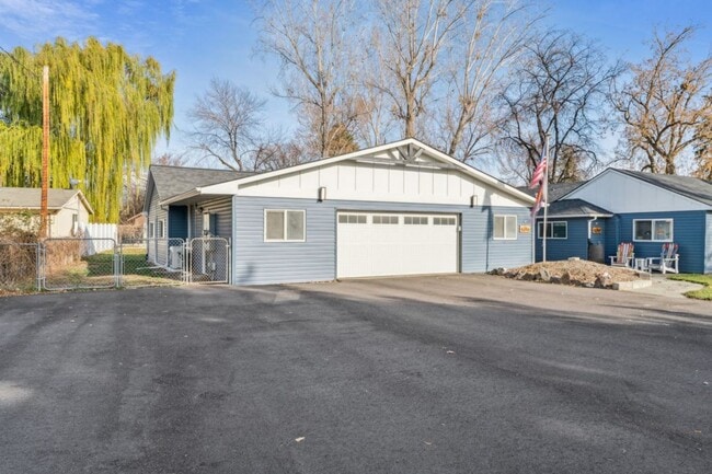 Building Photo - Home for rent with large backyard! 2306 Plum St Unit 4306