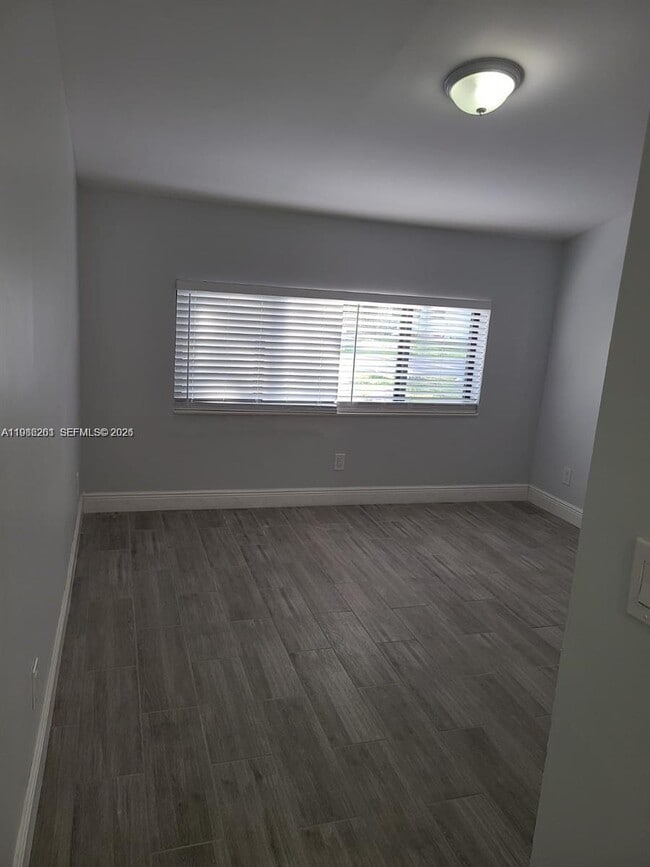 Photo - 2008 NE 4th Ave Unidad R