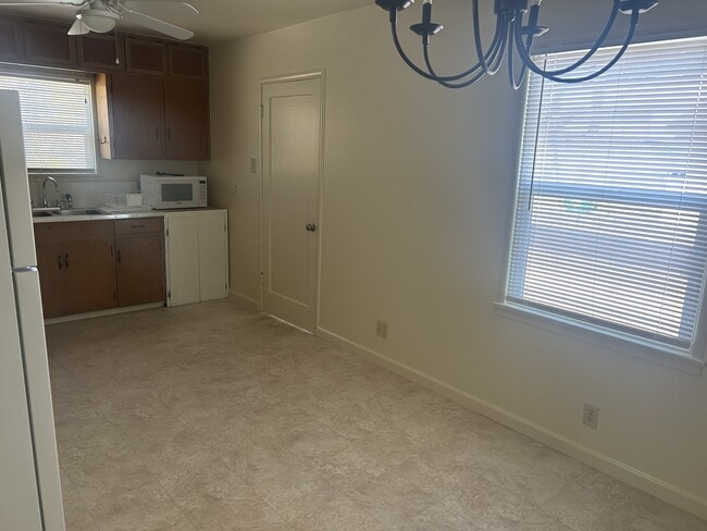 Photo - 740 Rougeot Pl