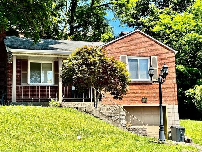 Building Photo - BRENTWOOD BEAUTY -- Available Now!!