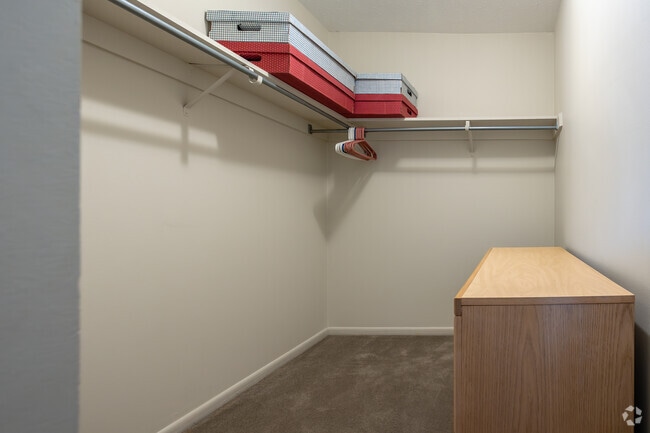 2 BR, 1 BA - 865 SF - Closet