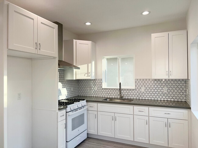 Kitchen - 1805 E Lomita Ave House