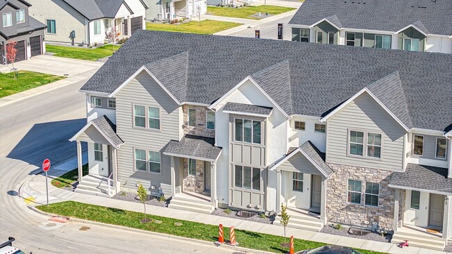 Building Photo - Beautifule New Townhome in Salem