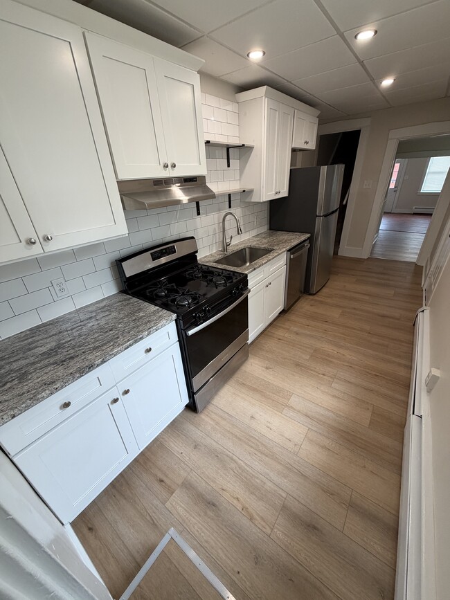 Kitchen - 654 Poplar St