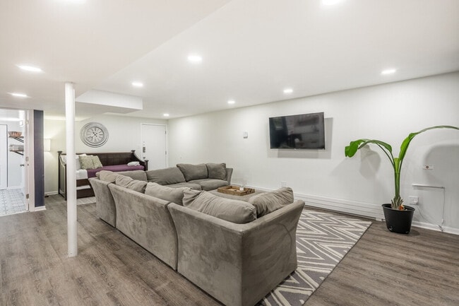 Building Photo - 226 S Hoyne Ave