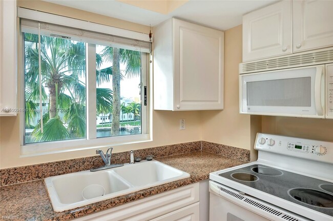 3 br, 2 bath House - 5900 Collins Ave Apt 408 - 3 br, 2 bath House - 5900 Collins Ave Apt 408