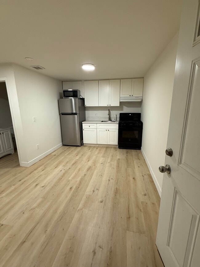 Building Photo - 2504 Vineyard Ave Unit ADU
